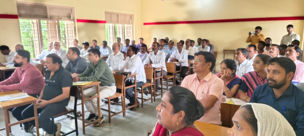 "सेंट मेरी स्कूल बड़वाह में BLO प्रशिक्षण सत्र के दौरान उपस्थित अधिकारी और कर्मचारी"