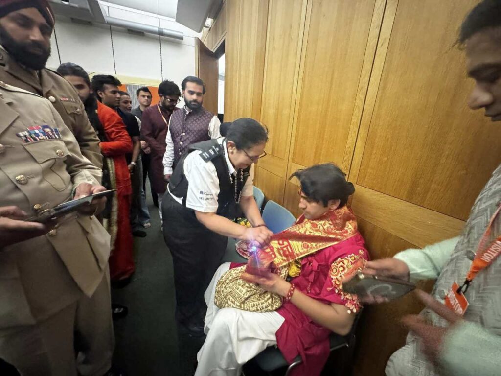 ब्रिटिश संसद के हाउस ऑफ कॉमन्स में सम्मान ग्रहण करते पं. धीरेन्द्र कृष्ण शास्त्री, सांसदों व गणमान्य अतिथियों की उपस्थिति में हुआ हनुमान चालीसा पाठ।