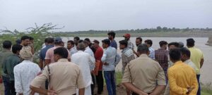 बड़वानी के छोटा बरदा गांव में पुल निर्माण के विरोध में धरना देते नाविक समाज के लोग