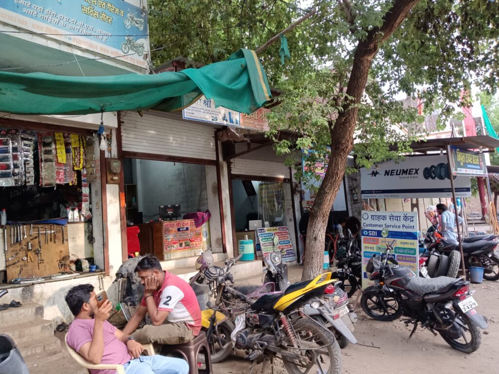 करही में नगर परिषद द्वारा बिना नोटिस गरीबों की दुकानों से सामान हटाते कर्मचारी"