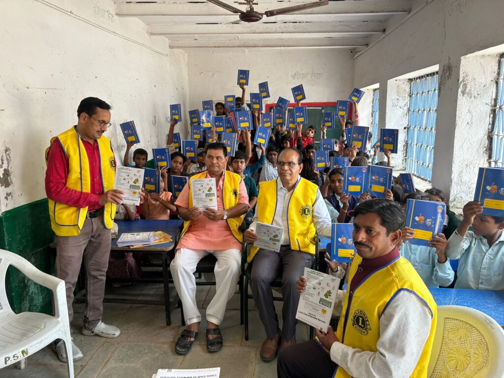 लायंस क्लब बड़वाह के सदस्य शाम 7 बजे मरीजों को दलिया और दूध वितरित करते हुए व पौधारोपण अभियान की जानकारी देते हुए