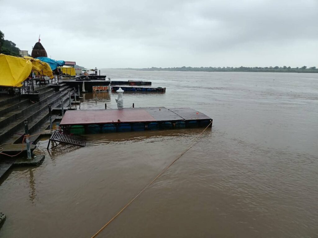 नर्मदा घाट पर तैनात SDRF टीम बारिश के खतरे को देखते हुए अलर्ट मोड में