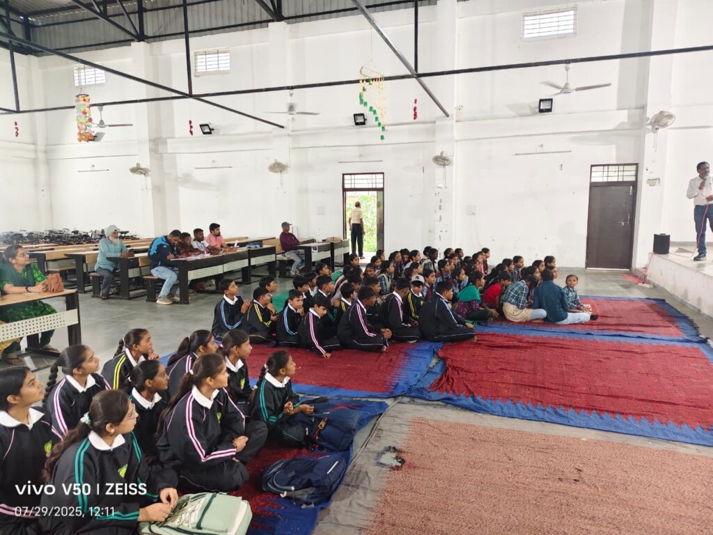 बड़वाह में जिला स्तरीय रस्सी कूद प्रतियोगिता में भाग लेते छात्राएं