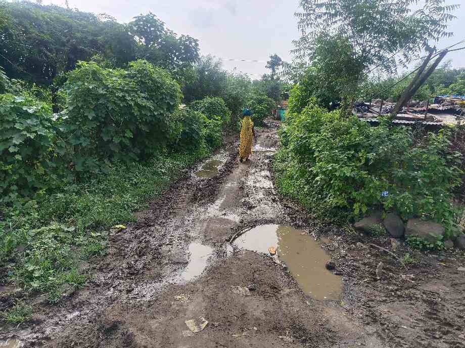 बड़वाह जनपद की बामनपुरी पंचायत में जर्जर भवन और कीचड़ भरे रास्तों की तस्वीरें, जहां अब तक नहीं बनी सीसी रोड।
