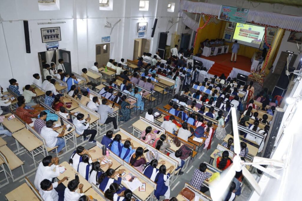 खरगोन पर्यटन क्विज प्रतियोगिता में भाग लेते विद्यार्थी