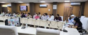 खरगोन कलेक्टर की अध्यक्षता में सड़क सुरक्षा समिति की बैठक में शामिल अधिकारीगण