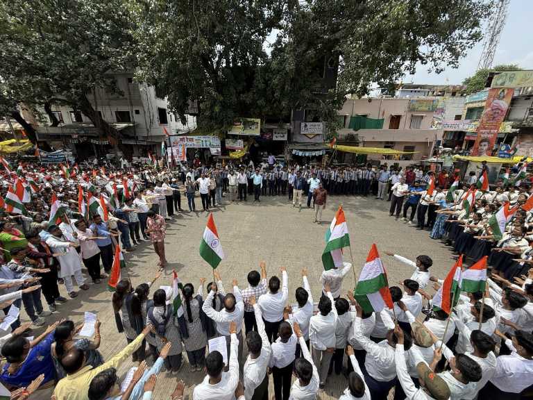 मंडलेश्वर में स्कूली बच्चों के साथ निकाली गई तिरंगा यात्रा, हाथों में राष्ट्रध्वज लिए अधिकारी और बच्चे