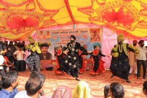 खरगोन शिवडोला में खालसा युद्ध कला और भंगड़ा-गिद्दा की प्रस्तुति देती पंजाबी टीम