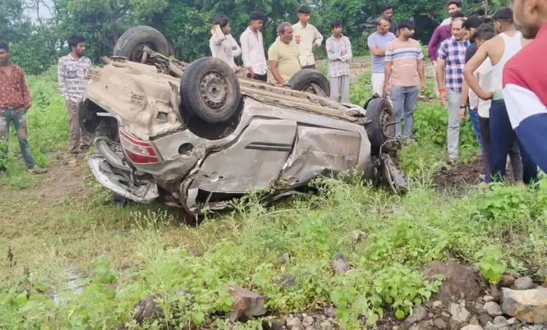 नांदिया के पास सड़क हादसे में पलटी डिजायर कार की तस्वीर