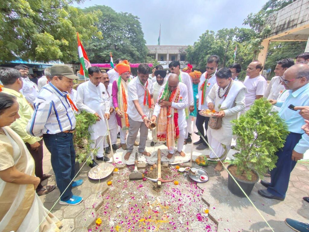 "शासकीय महाविद्यालय बड़वाह में 100 फीट ऊंचे ध्वजदंड पर तिरंगा फहराते हुए सांसद ज्ञानेश्वर पाटिल, अध्यक्षता करते सचिन बिरला और अन्य अतिथियों की गरिमामयी उपस्थिति, साथ में स्वामी विवेकानंद प्रतिमा स्थापना का भूमि पूजन।"
