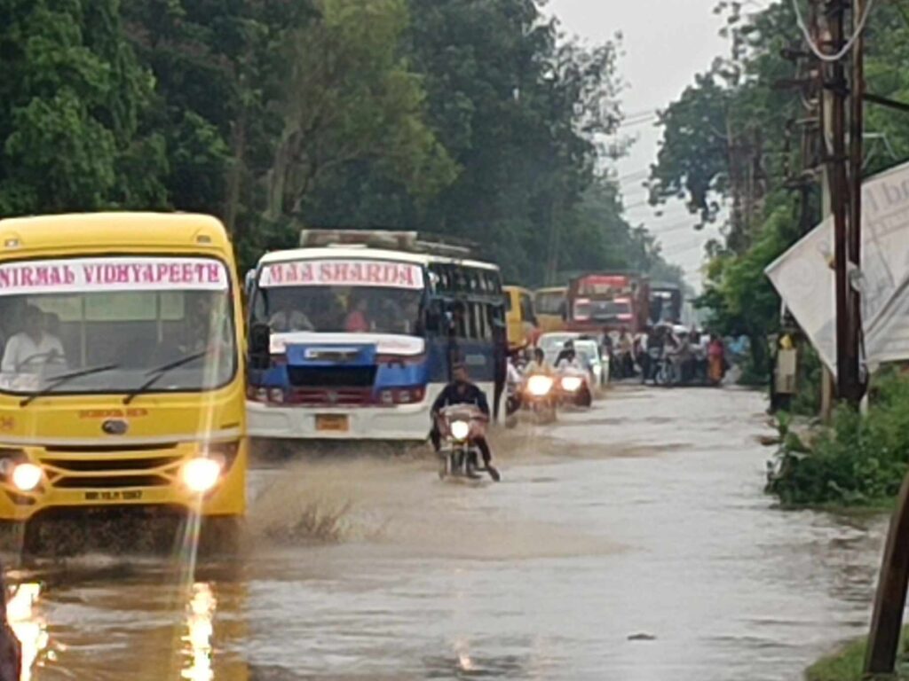 बड़वाह अलका पार्क क्षेत्र में जलभराव से जूझती सड़क और वाहन, ट्रांसफार्मर पानी में डूबा
