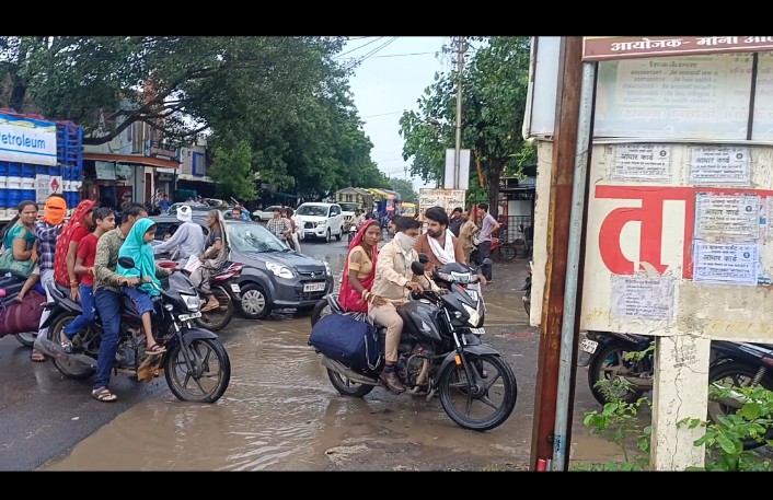 बड़वाह अलका पार्क क्षेत्र में जलभराव से जूझती सड़क और वाहन, ट्रांसफार्मर पानी में डूबा
