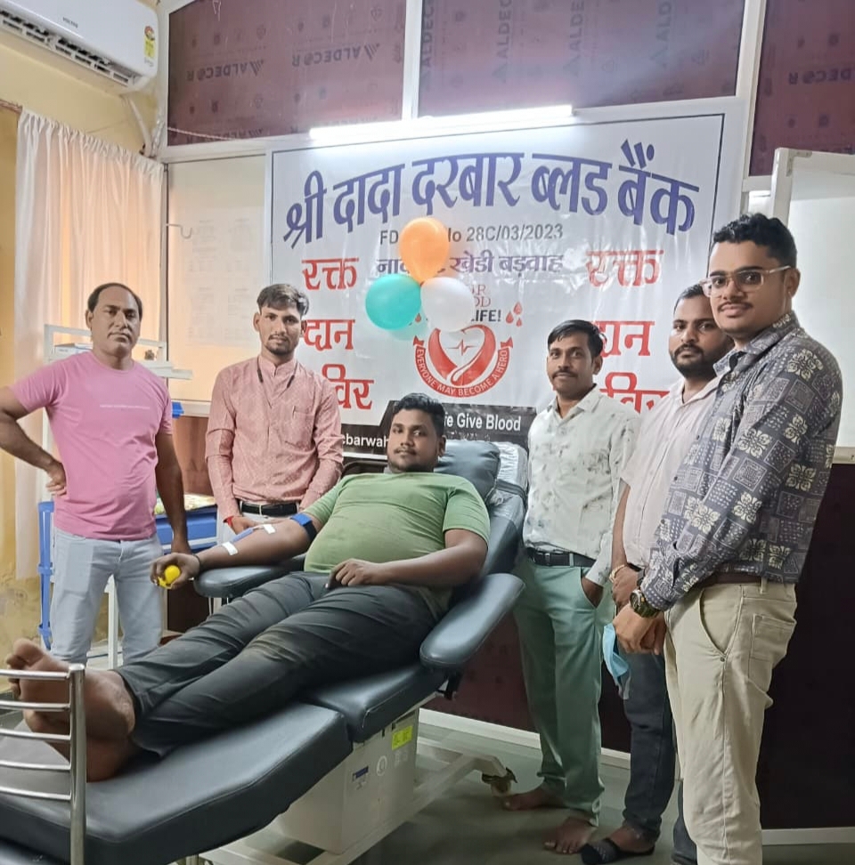 निमाड़ रक्तदान ग्रुप द्वारा बड़वाह में निःशुल्क रक्तदान करते हुए सदस्य
