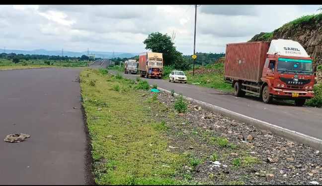 निर्माणाधीन इंदौर–इच्छापुर हाईवे पर नियम तोड़ते शराब कंपनी के भारी वाहन
