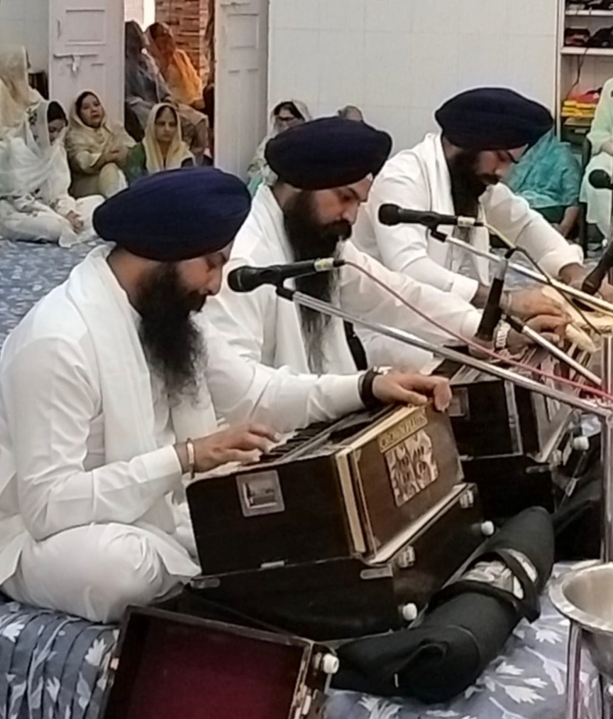 बड़वाह में श्री गुरु ग्रंथ साहिब जी के प्रथम प्रकाशोत्सव पर कीर्तन करते हुए जत्था