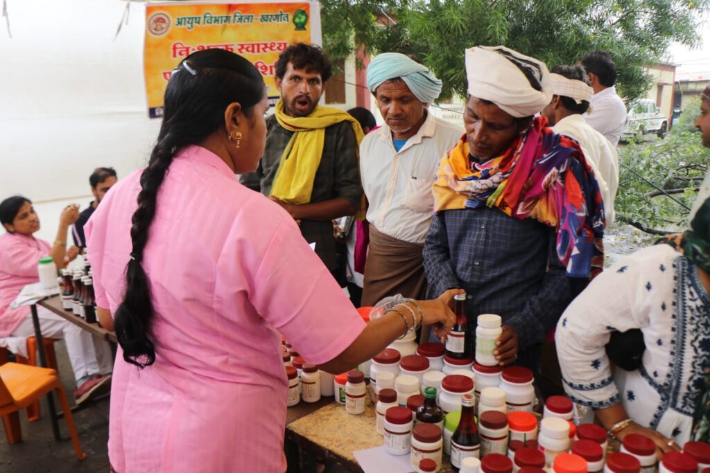 सिरवेल स्वास्थ्य शिविर में मरीजों की जांच करते इंदौर के विशेषज्ञ डॉक्टर – The India Speaks