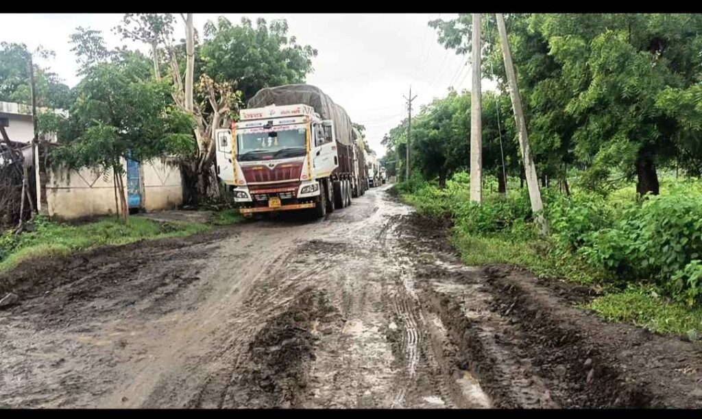 NHAI द्वारा बंद किया गया इंदौर-इच्छापुर हाइवे, एसोसिएटेड ब्रेवरीज की गाड़ियां फंसीं
