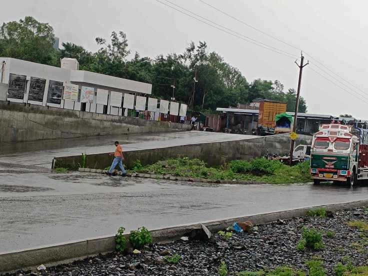 सटाकर बनाया स्लोप, हाइवे पर किया कब्जा 