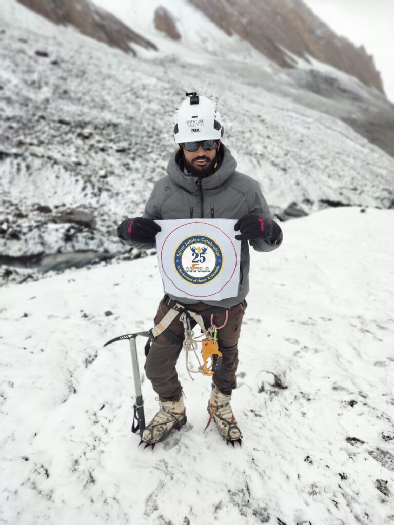 हिसार के योगी महेश कुमार माउंट मणिरंग की चोटी पर सूर्य नमस्कार करते हुए