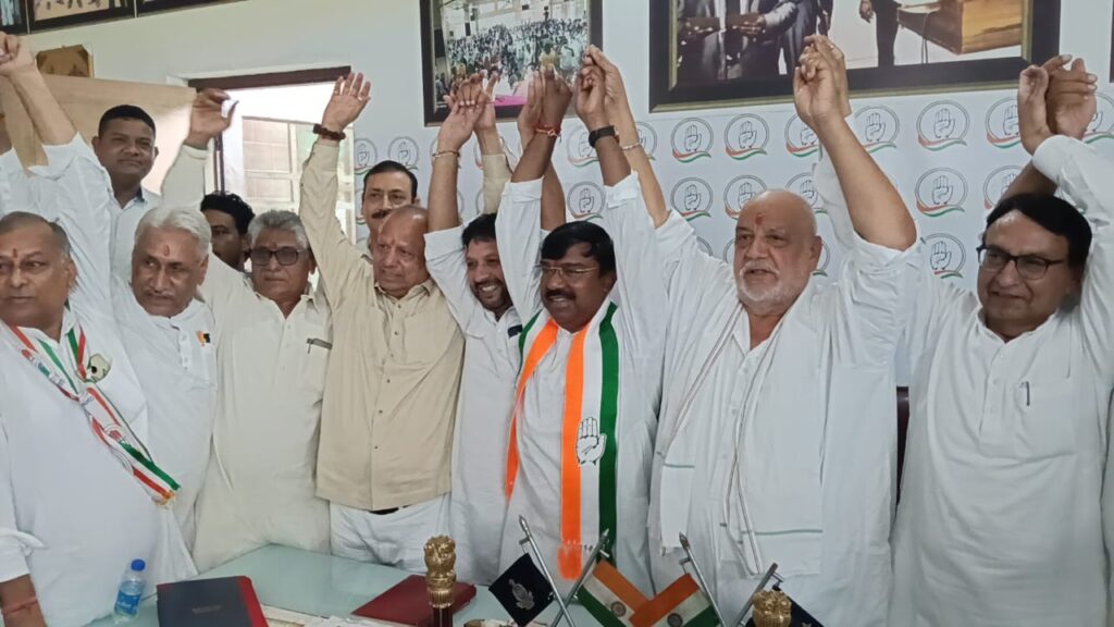 नीलोखेड़ी करनाल में कांग्रेस कार्यालय के उद्घाटन कार्यक्रम में शामिल हुए वरिष्ठ नेता और कार्यकर्ता