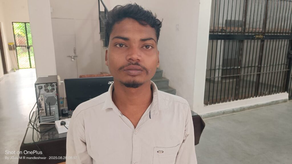 मंडलेश्वर पुलिस ने नेपाल सीमा से गुम हुए बिहारी युवक को परिजनों को सौंपा