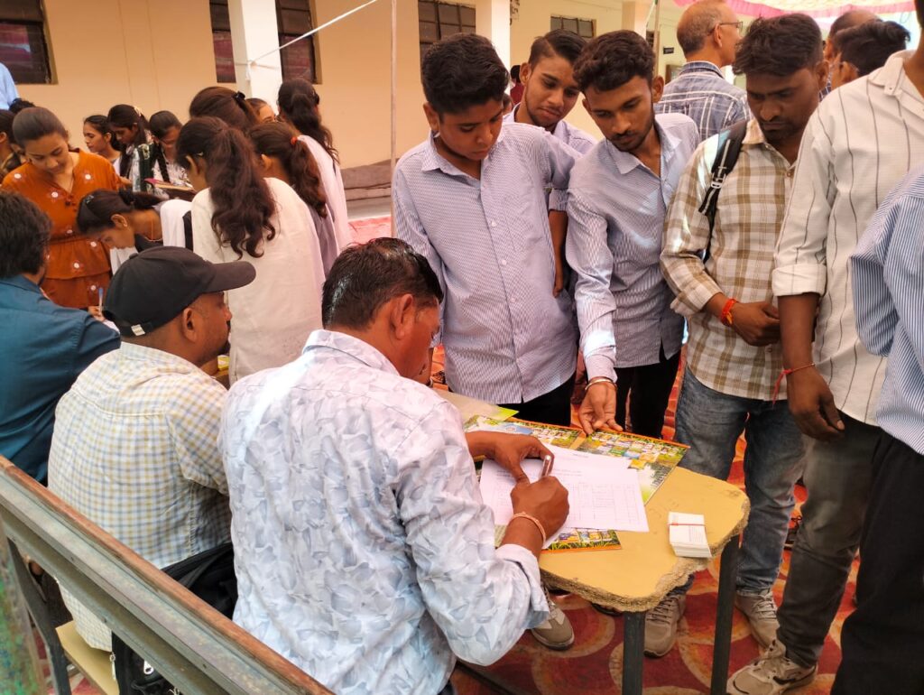 खरगोन पॉलिटेक्निक महाविद्यालय में आयोजित रोजगार मेले में युवाओं का स्वास्थ्य परीक्षण और कंपनियों द्वारा भर्ती प्रक्रिया