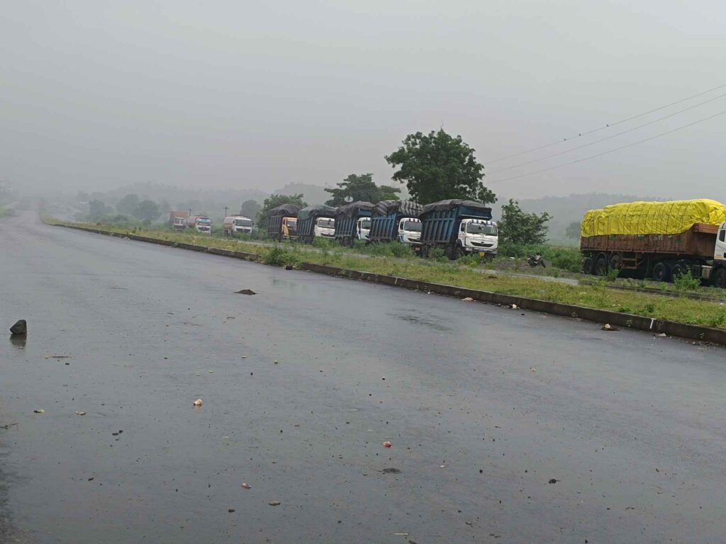 इंदौर–इच्छापुर हाईवे पर शराब कंपनी की गाड़ियां खड़ी, NHAI का नोटिस और प्रशासन की चुप्पी

