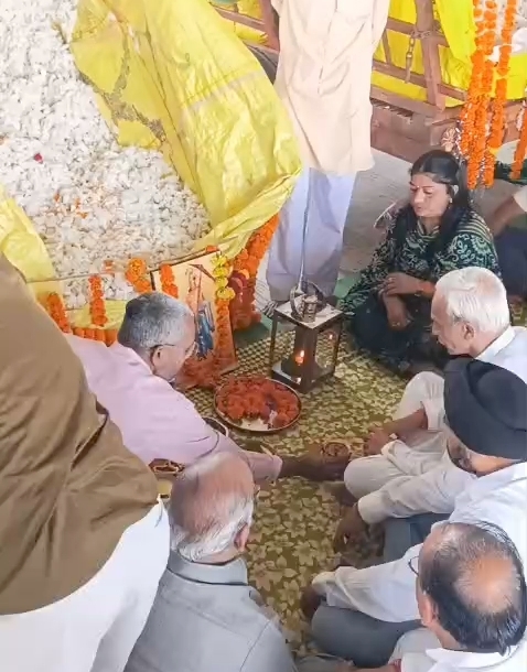 बड़वाह कपास मंडी में मुहूर्त पर किसानों और अधिकारियों की मौजूदगी, पहले दिन कड़वाजी को 7150 रुपये का भाव
