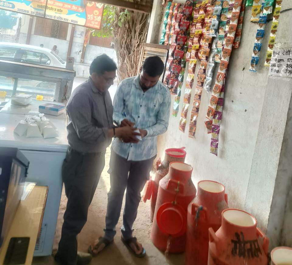 खरगोन में खाद्य सुरक्षा अधिकारियों ने दूध डेयरियों से दूध-घी-पनीर के नमूने लिए