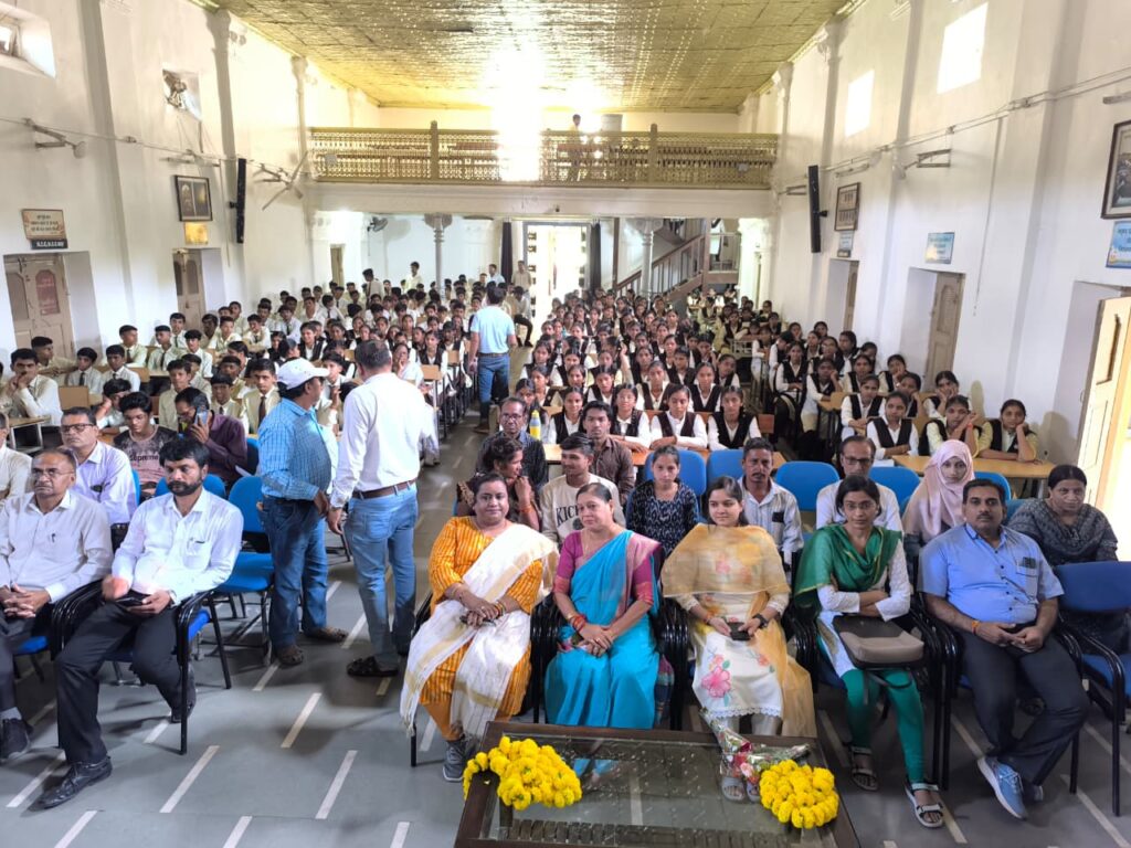 खरगोन में मुख्यमंत्री निःशुल्क स्कूटी प्रदाय योजना के अंतर्गत विद्यार्थियों को हितलाभ प्रमाण पत्र देते अधिकारी