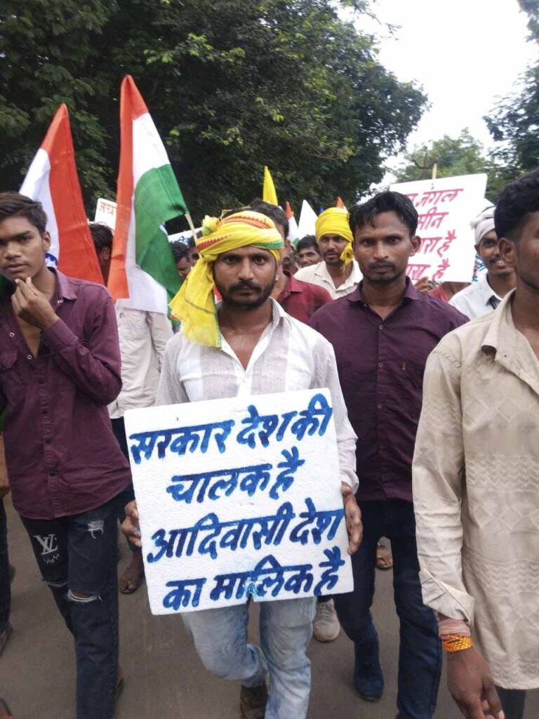 बड़वाह SDM कार्यालय पर देवी अहिल्या बाई सेंचुरी के खिलाफ आदिवासी समाज और जयस संगठन का विशाल प्रदर्शन, परिसर में जुटी हजारों की भीड़
