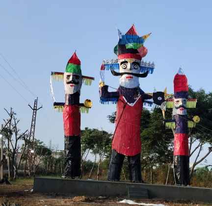 Khandar Dussehra 2025 Ravan Dahan controversy with lakhon ka budget aur baccho ka 5000 ka sundar Ravan
