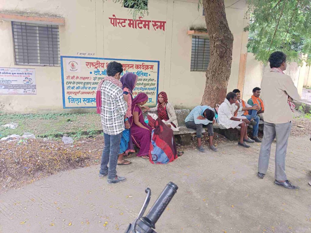 Badwah bus stand accident 2025, police dial 112 vehicle crushed elderly Kashiram, Madhya Pradesh tragedy