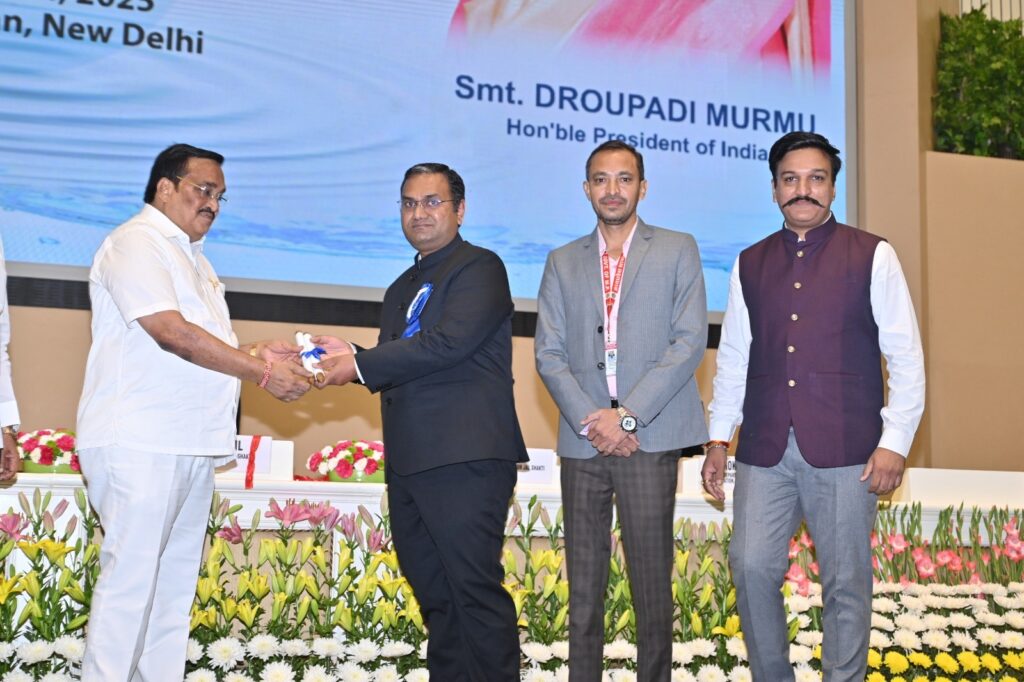 Khargone Collector Bhavya Mittal receiving National Jal Puraskar 2024 at Vigyan Bhawan
