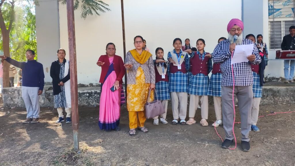 Badwah school me bal vivah mukt bharat abhiyan ke tahat students ko oath dilate teachers aur officials