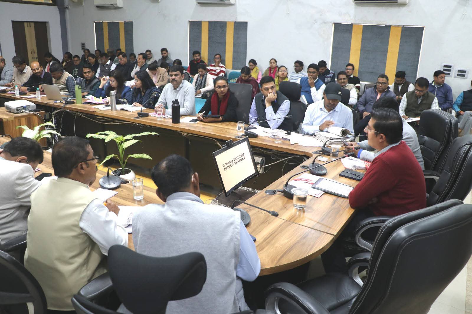 “बस्ती विकास योजना” के तहत स्वीकृत कार्य शीघ्र पूर्ण करें – कलेक्टर ऋषव गुप्ता