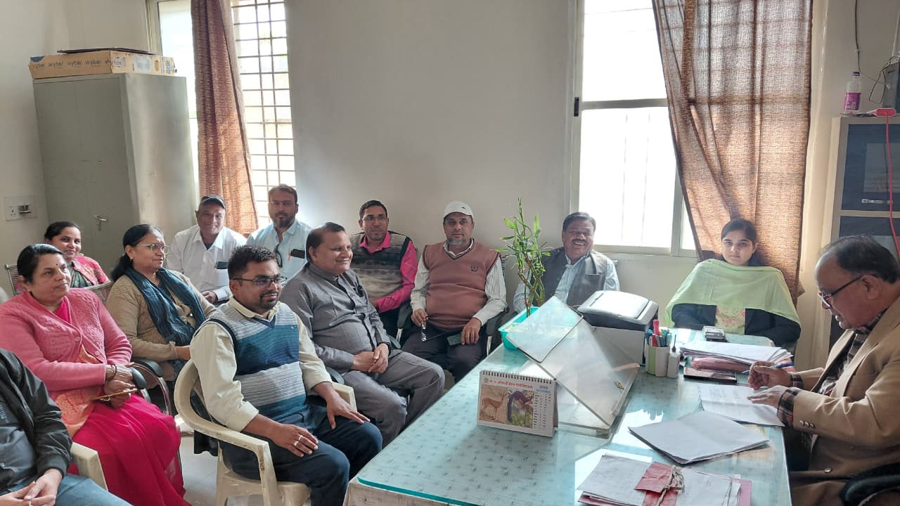 जिला शिक्षा कार्यालय में समीक्षा बैठक आयोजित, लंबित प्रकरणों के शीघ्र निराकरण के निर्देश