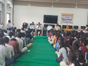 भविष्य से भेंट अभियान: करियर काउंसलिंग व पुस्तक वितरण से छात्रों को मिली नई दिशा