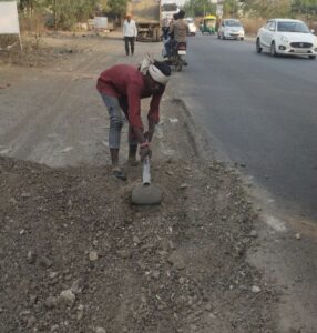 खबर का असर: काटकूट फाटे से बड़वाह के बीच हाइवे किनारे खतरनाक गड्ढे भरे