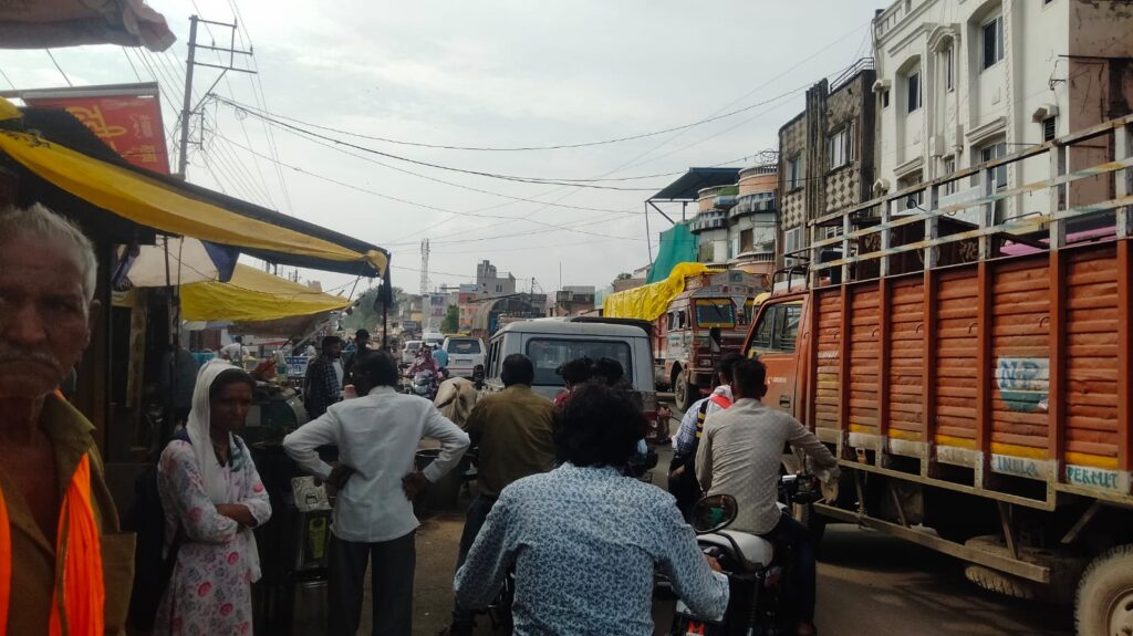 badwah city traffic jam near chauraha and buses stopping on road symbolic image