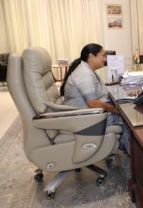 दिल्ली CM रेखा गुप्ता की ‘लग्जरी कुर्सी’ पर मचा बवाल