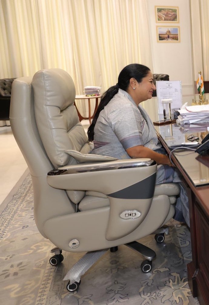 दिल्ली CM रेखा गुप्ता की ‘लग्जरी कुर्सी’ पर मचा बवाल 20260526_074845