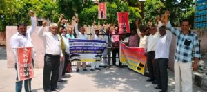 एचएसवीपी कार्यालय के गेट पर ताला लगाकर कर्मचारियों का जोरदार प्रदर्शन