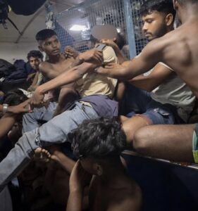 भीड़, घुटन और बेबसी: क्या छात्रों की जान से भी सस्ती हो गई है रेलवे व्यवस्था?