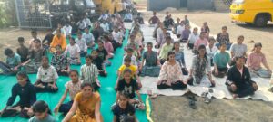 योग दिवस पर शिक्षकों और विद्यार्थियों ने किया सामूहिक योगाभ्यास, स्वस्थ जीवन का दिया संदेश