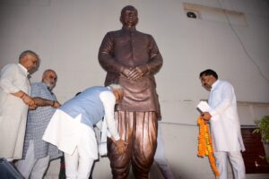 केंद्रीय मंत्री मनोहर लाल ने किया डॉ. मंगलसेन की प्रतिमा का प्रतिस्थापन