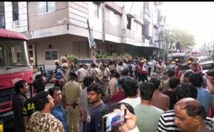 इंदौर में EV शोरूम में भीषण आग, 20 से अधिक लोगों की जान पर बनी; पड़ोसियों ने दिखाई मिसाल