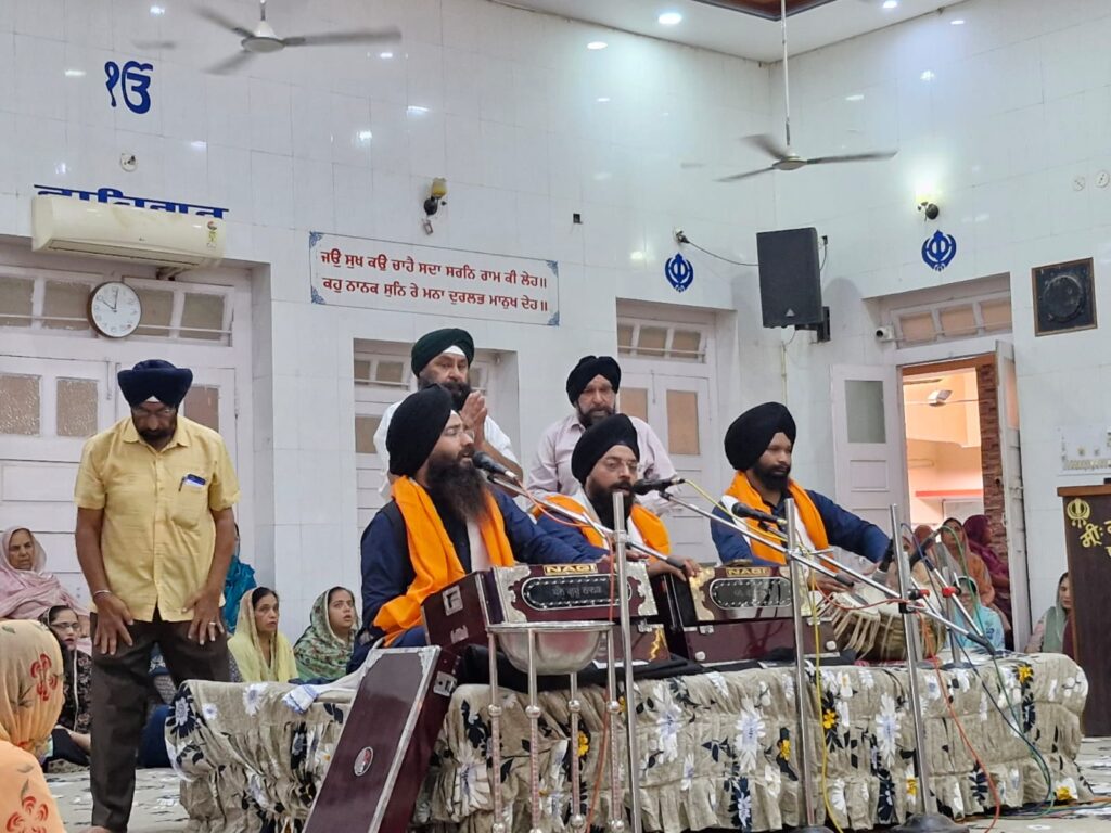 बड़वाह गुरुद्वारा साहिब में श्री गुरु हरगोबिंद साहिब जी के प्रकाश पर्व पर आयोजित कीर्तन दीवान और गुरु के लंगर का दृश्य