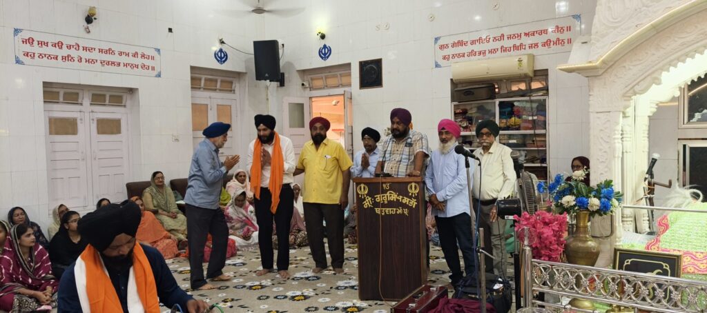 बड़वाह गुरुद्वारा साहिब में श्री गुरु हरगोबिंद साहिब जी के प्रकाश पर्व पर आयोजित कीर्तन दीवान और गुरु के लंगर का दृश्य