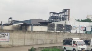 खोड़ी की शराब फैक्ट्री के बाहर DWGS पर बवाल: सैकड़ों व्यापारियों का धरना, सिंडिकेट पर एकाधिकार के आरोप से खुली कंपनी की पोल